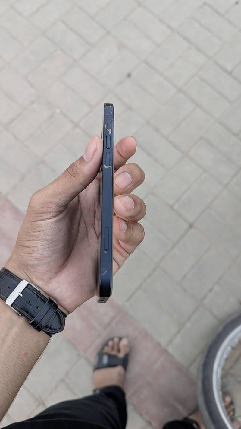 Apple iPhone 12 4