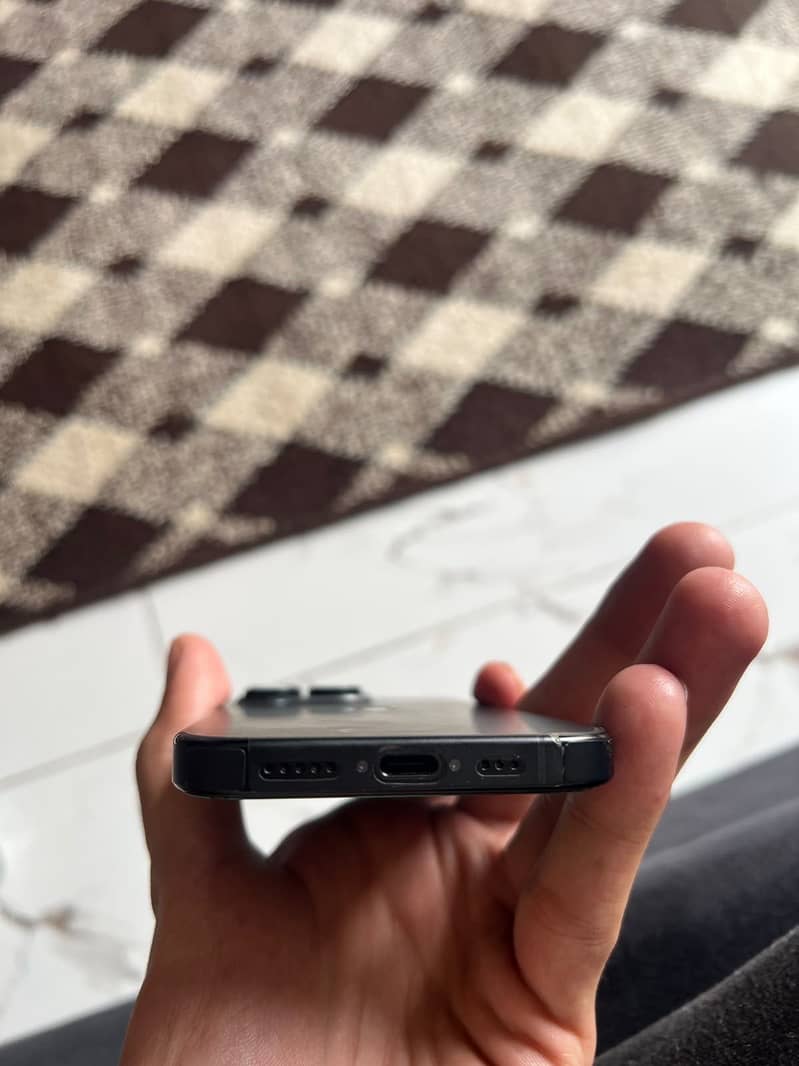 Apple iPhone 16 Pro 1