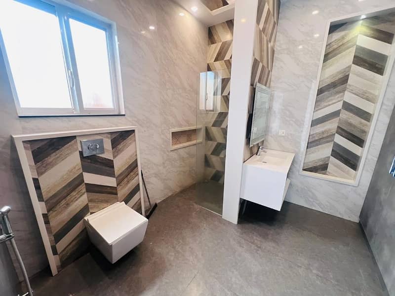 Slightly Used Modern 1 Kanal House Available For Rent - Houses - 1120607968