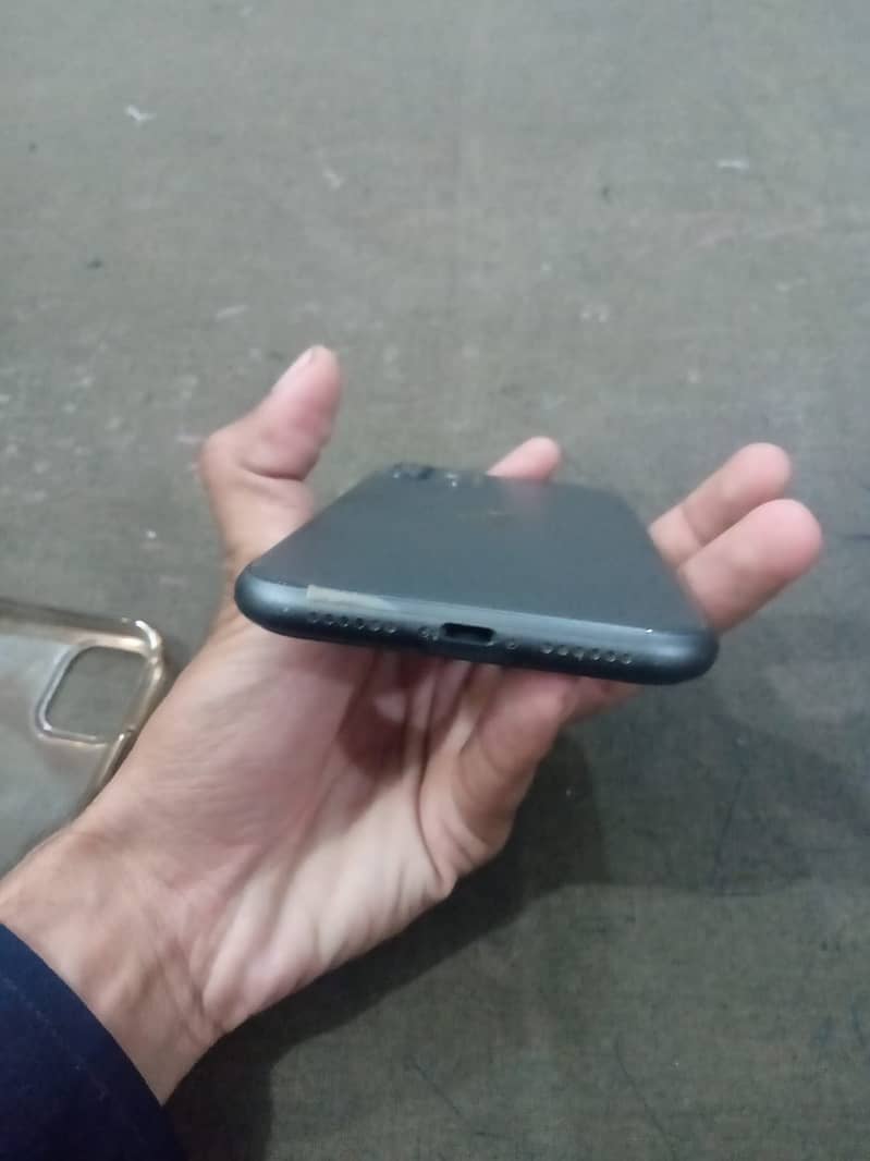 Apple iPhone 11 4