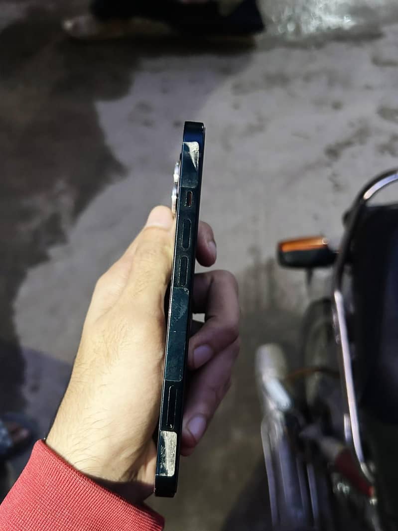 Apple iPhone 13 2