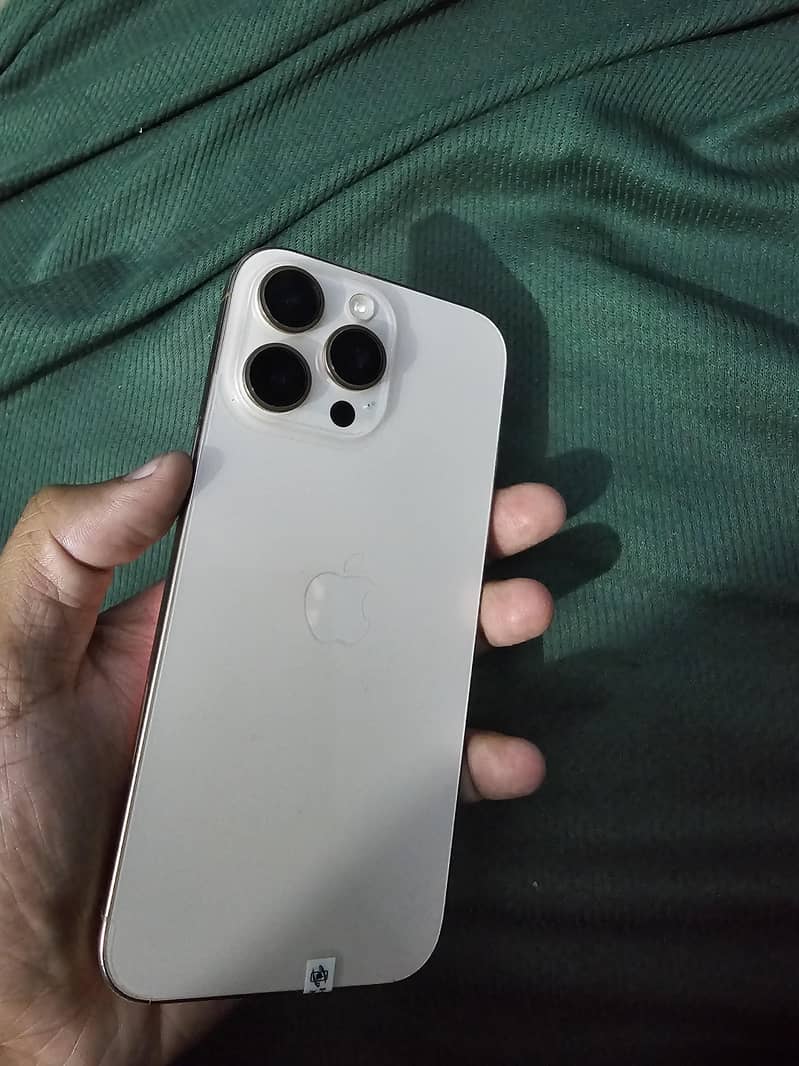 Apple iPhone 16 Pro Max 1