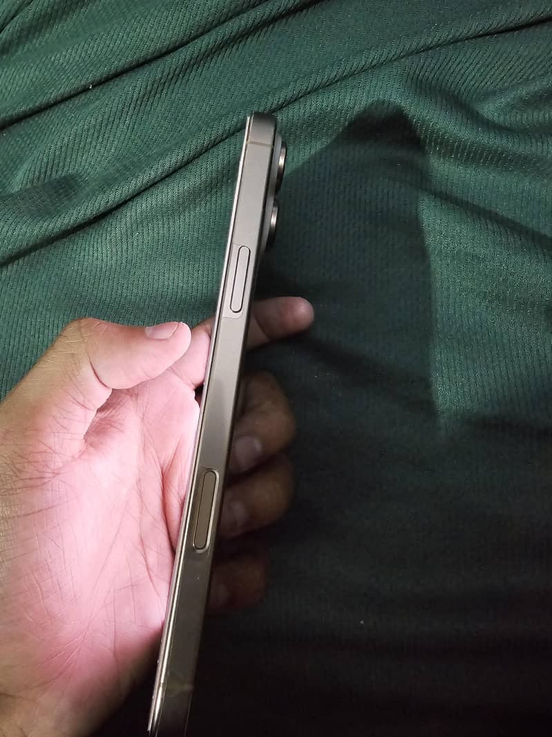 Apple iPhone 16 Pro Max 2