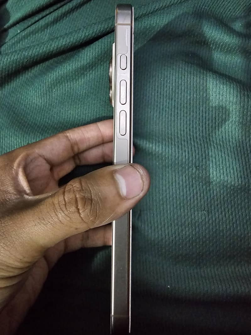 Apple iPhone 16 Pro Max 3