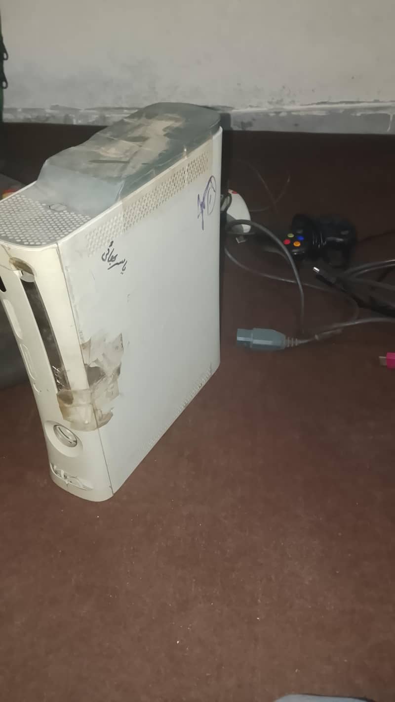 Xbox 360 with 2 controller 2