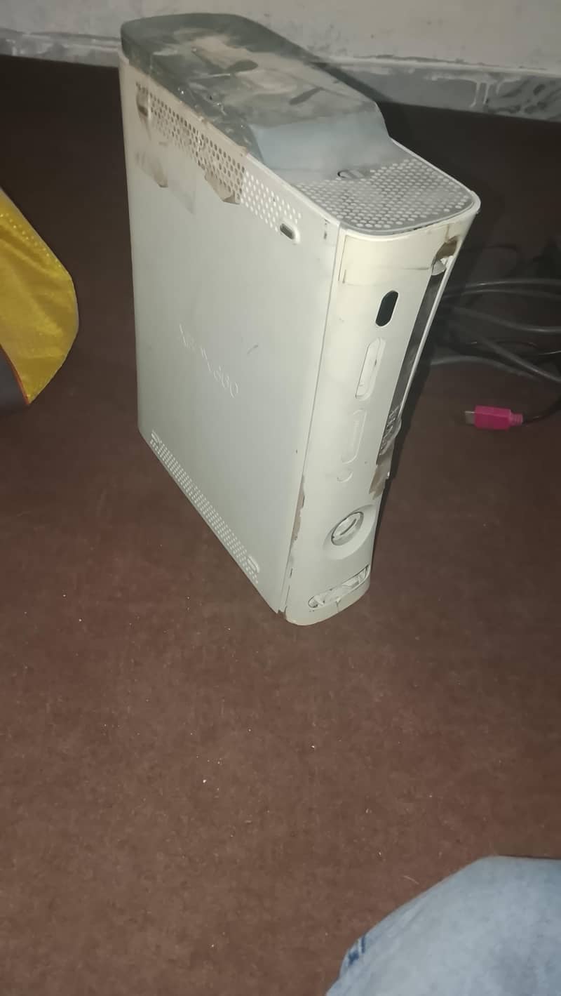 Xbox 360 with 2 controller 3