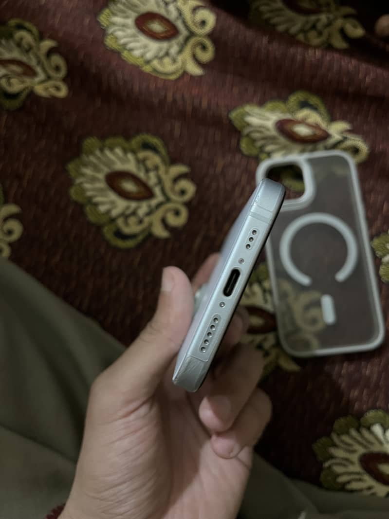 Apple iPhone 15 4