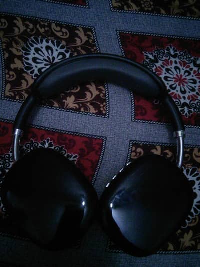 Apple Headphones Black colour plus max