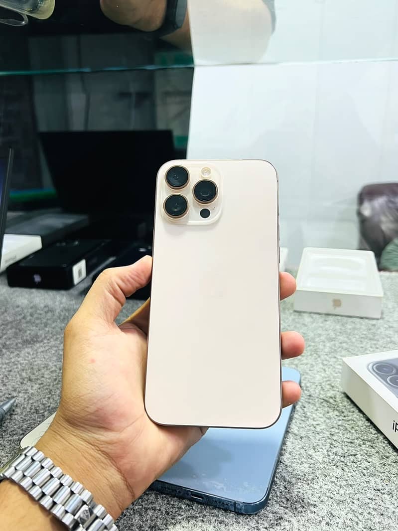 Apple iPhone 16 Plus 0