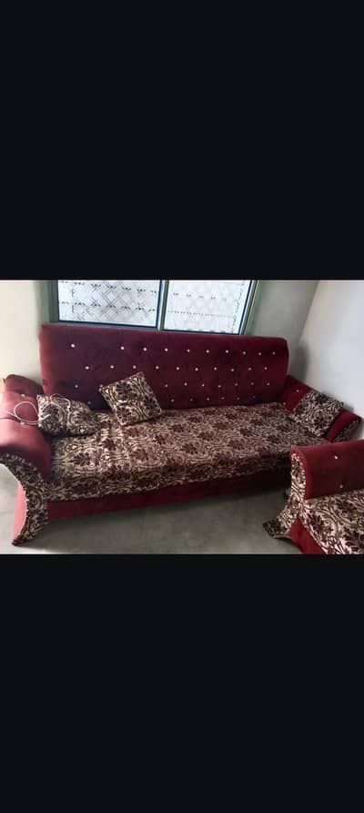 5 Seater Maroon Sofa Set – Good Condition