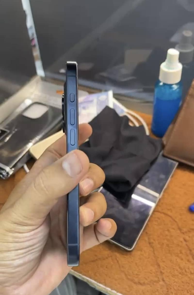 Apple iPhone 15 Pro 3