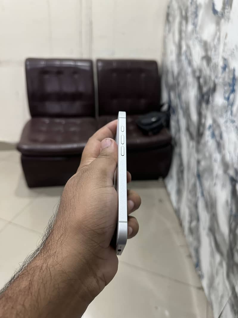 Apple iPhone 16e 0