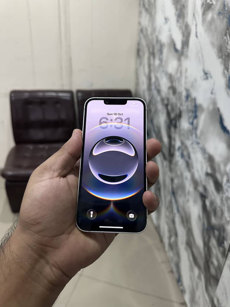 Apple iPhone 16e 1