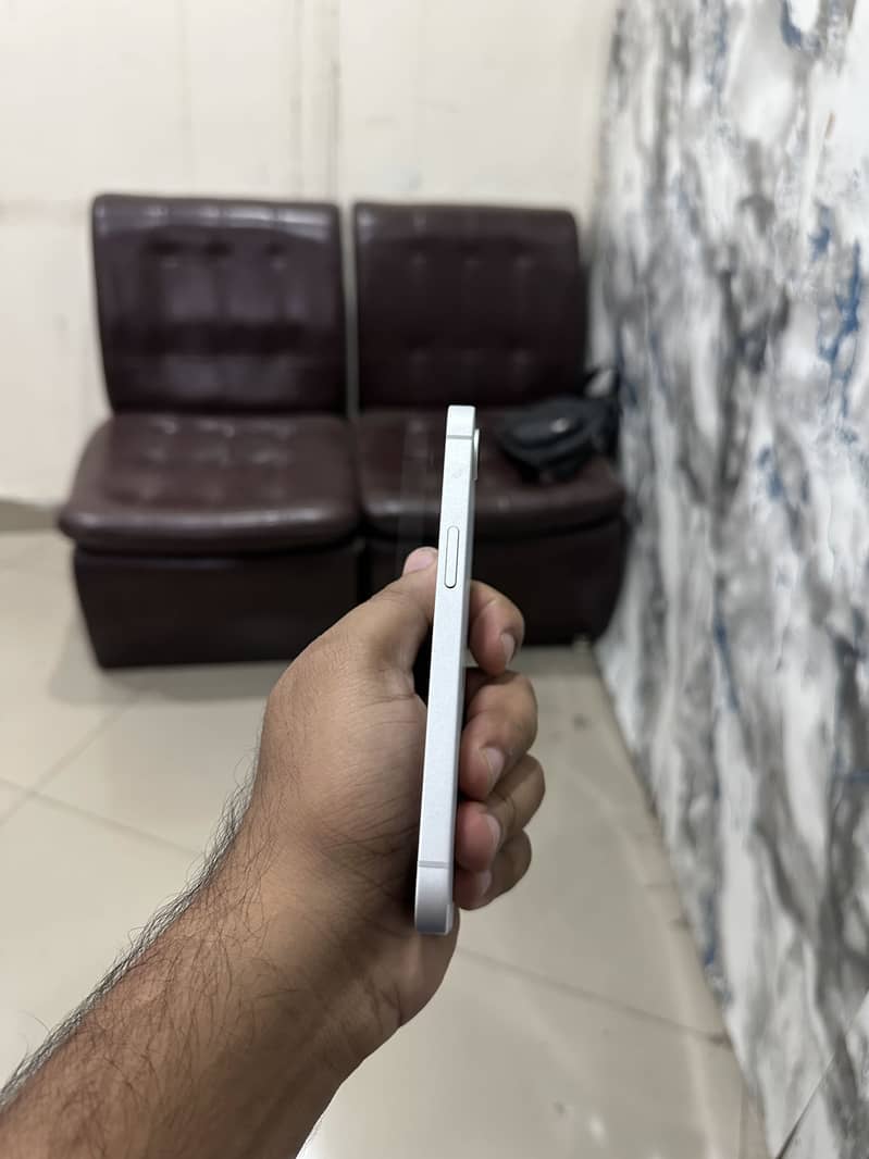 Apple iPhone 16e 2