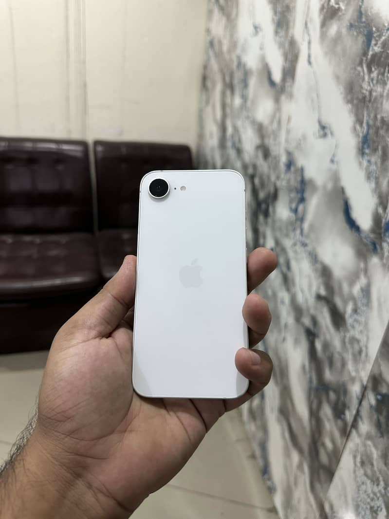 Apple iPhone 16e 3