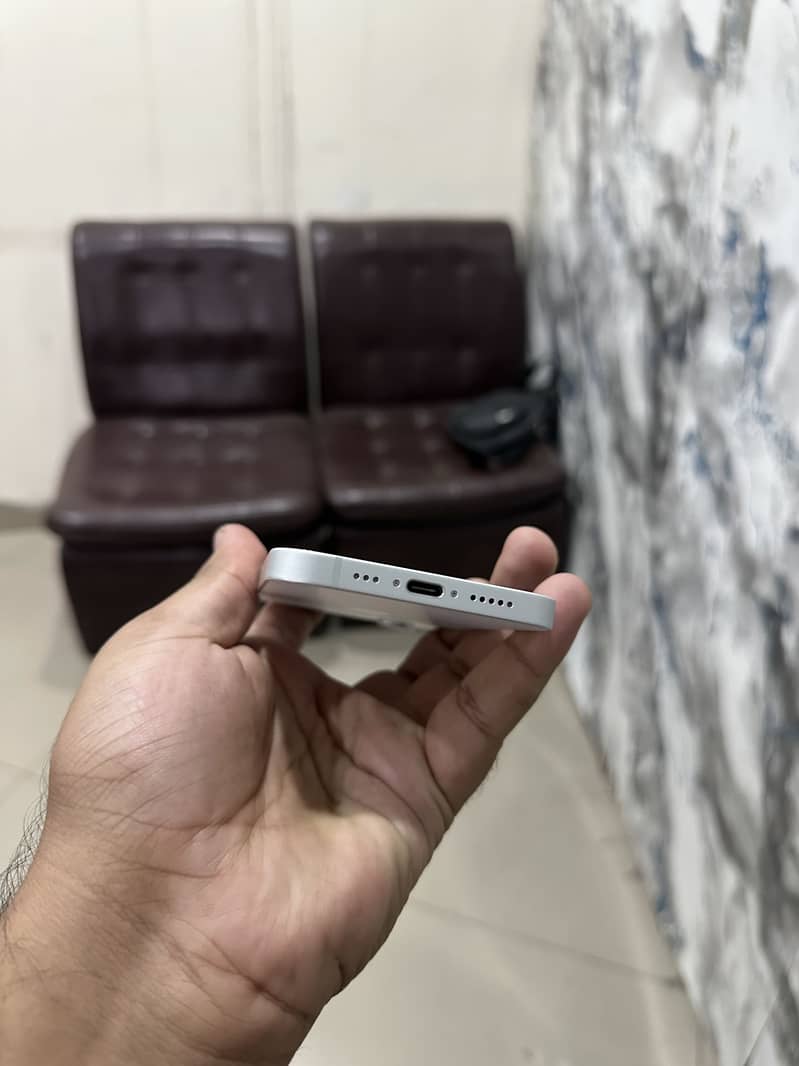 Apple iPhone 16e 4