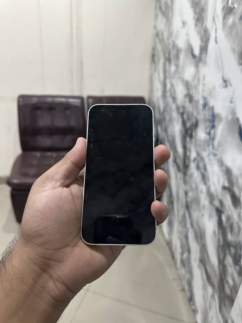 Apple iPhone 16e 5