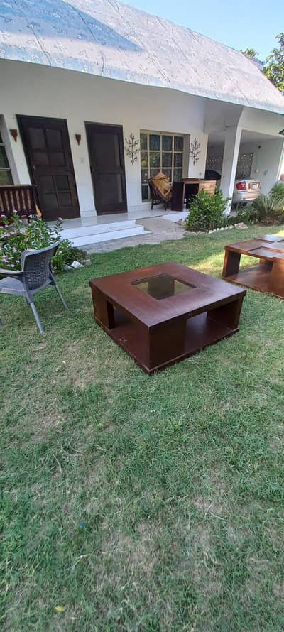 2x Tables (Furniture)