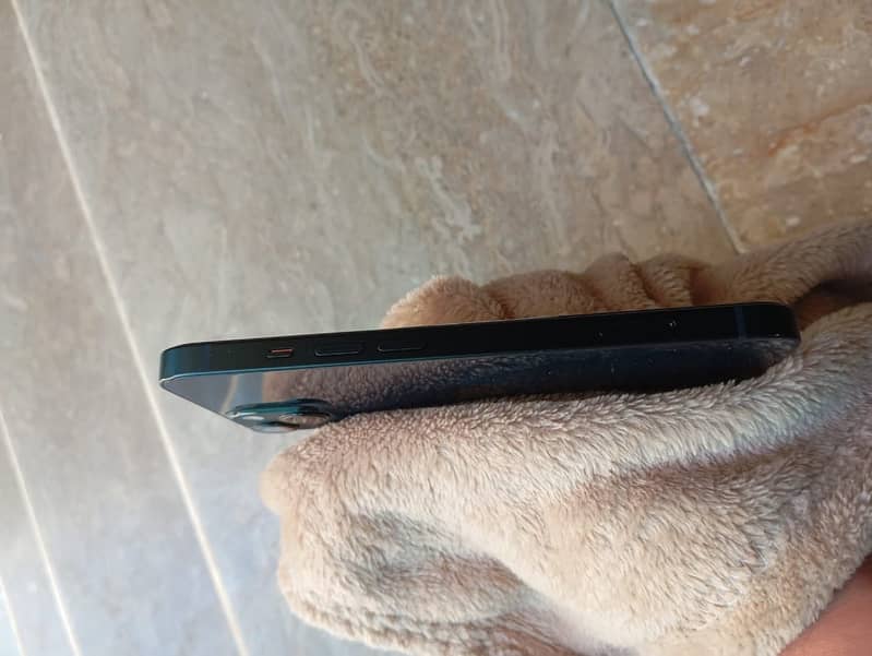 Apple iPhone 13 2