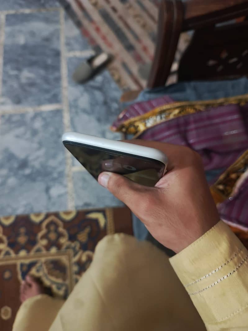 Apple iPhone XR 7