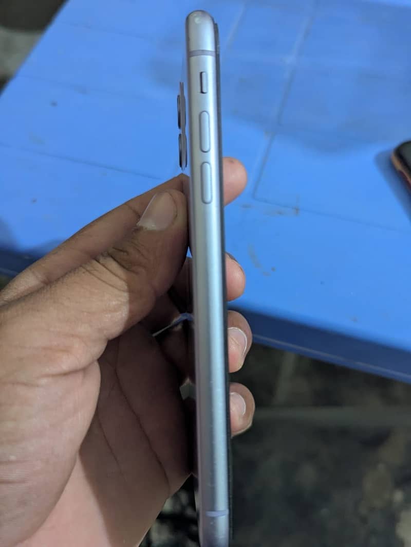 Apple iPhone 11 4
