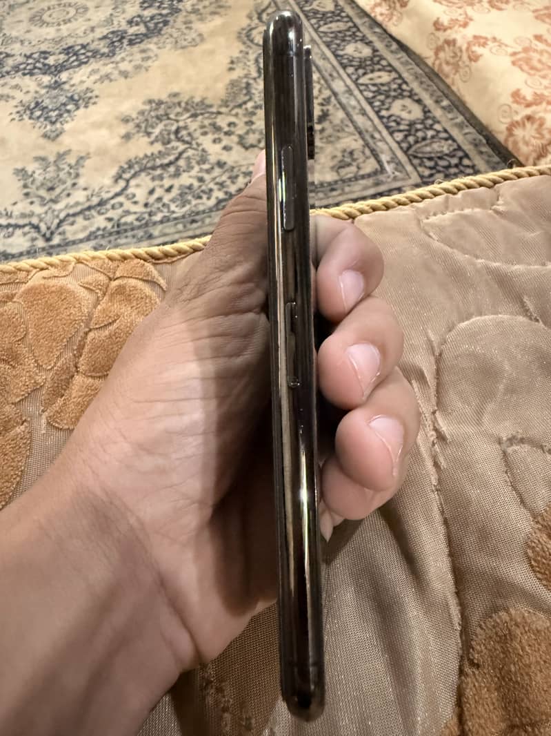 Apple iPhone XS 4