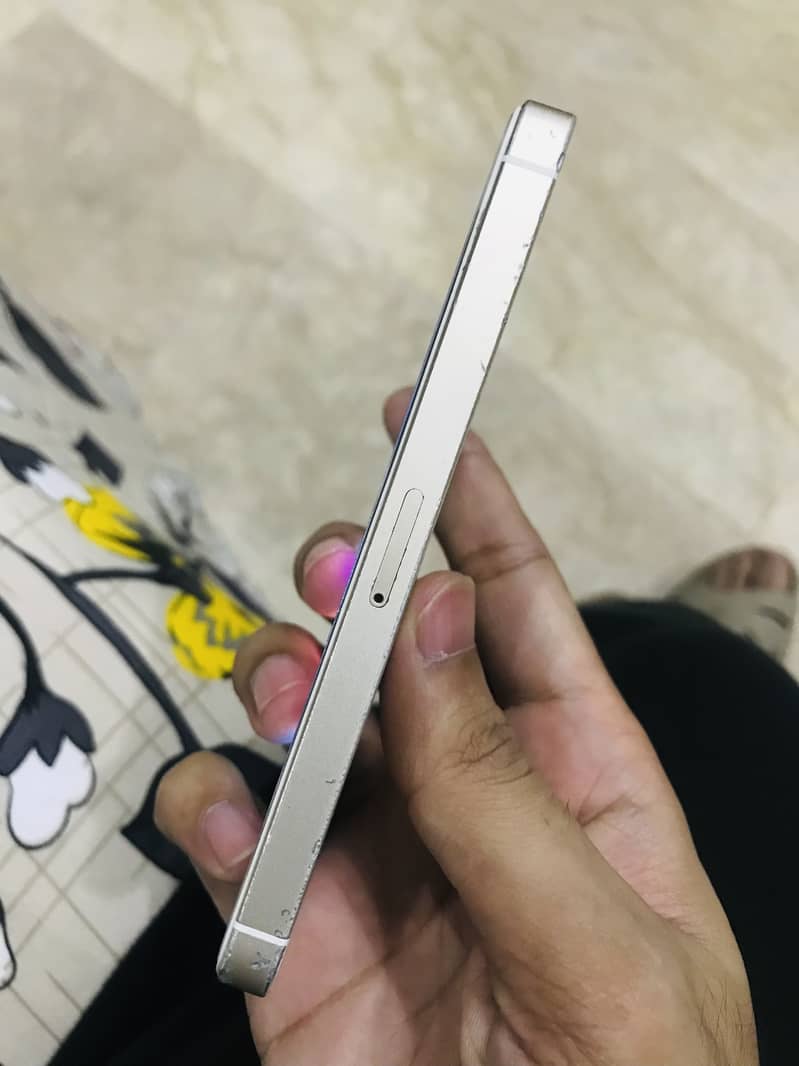 Apple iPhone 5se 1