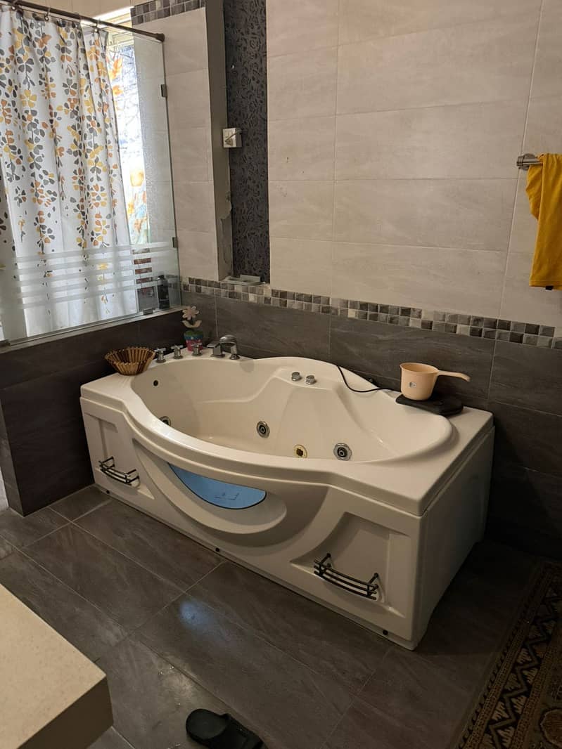 JACUZZI BATHTUB 0