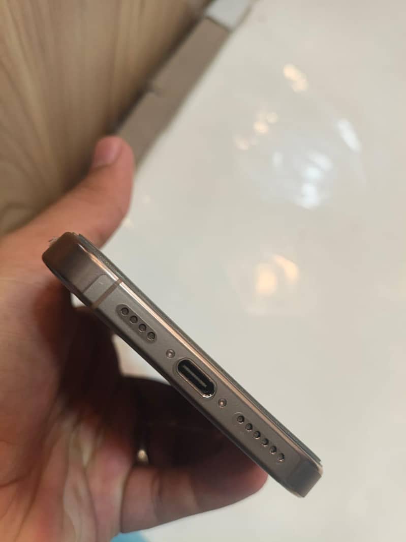 Apple iPhone 16 Pro Max 2