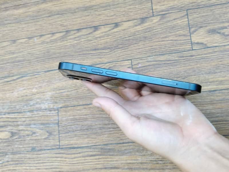Apple iPhone 12 4