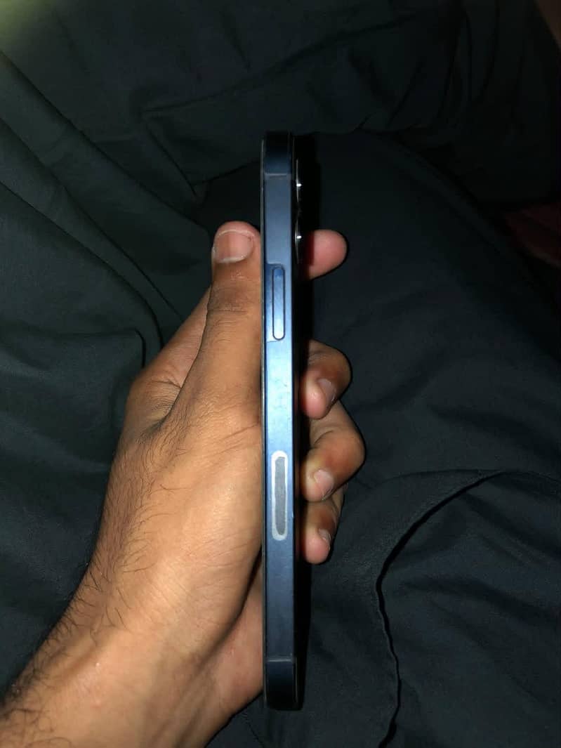 Apple iPhone 12 4