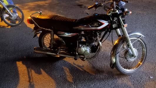 Honda 125 2014 model condion achi Hai engine genuine Hai chalne Mai b