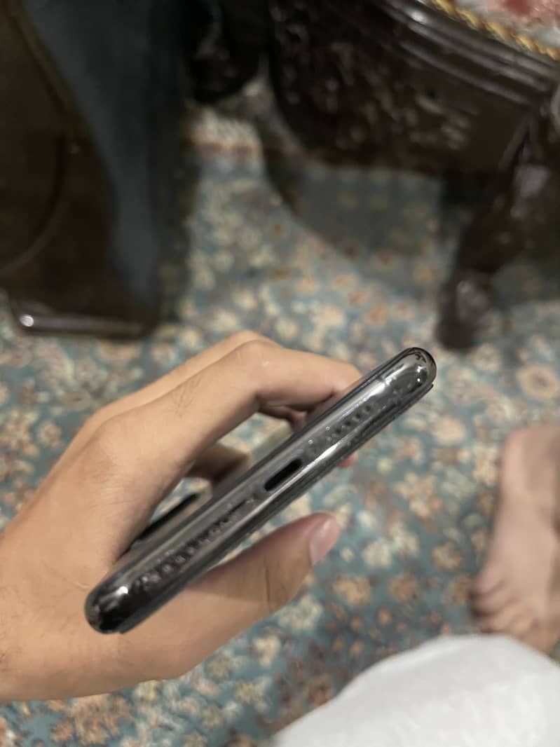 Apple iPhone 11 Pro Max 4