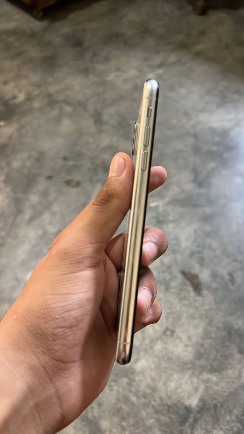 Apple iPhone XS Max 4