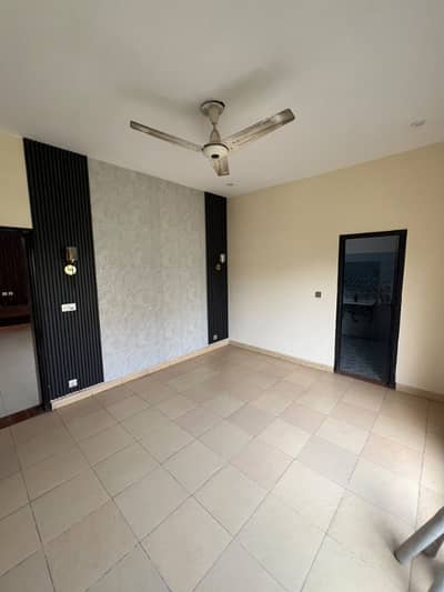 1 Kanal Neat & Clean Upper Portion For Rent With All Utility Connection'S Near Ucp University & Shaukat Khanam Chowk
