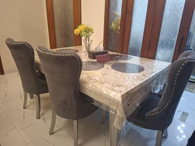 Big sized dinning table with 6 chairs in excellent condition