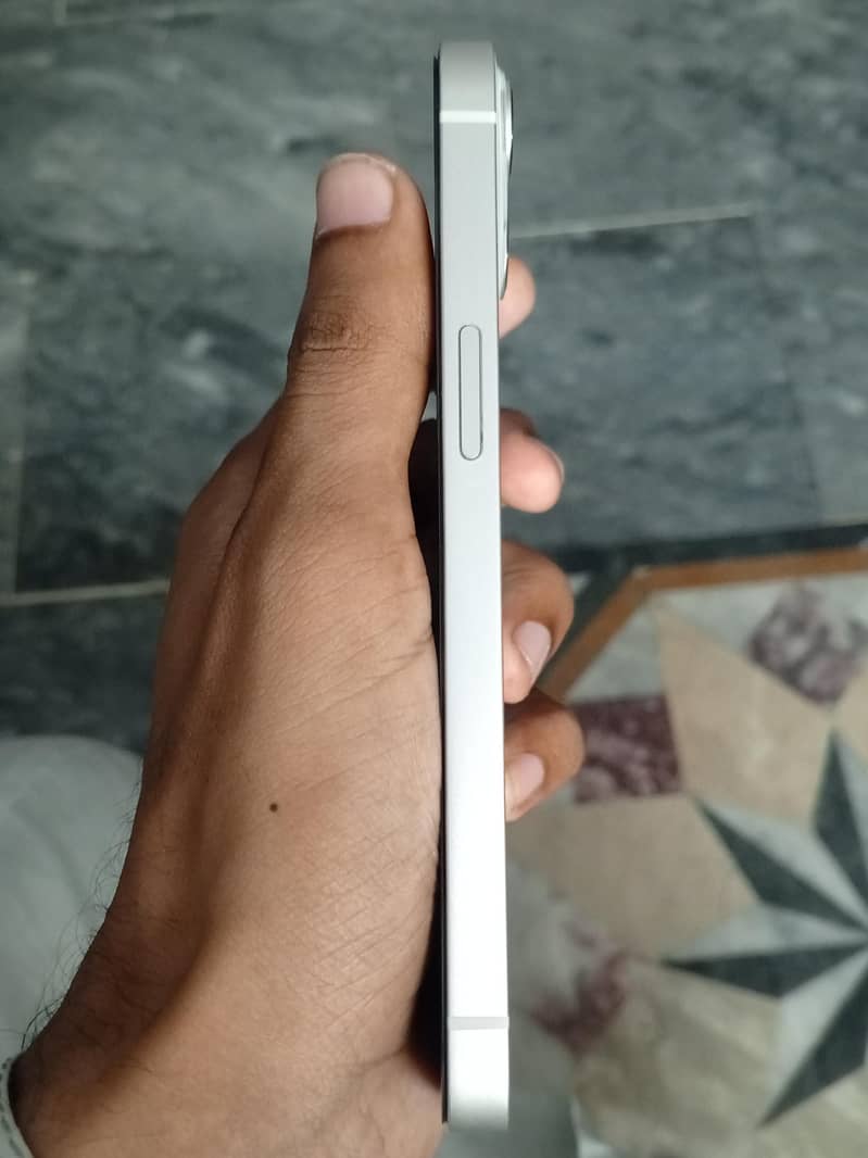 Apple iPhone 13 2