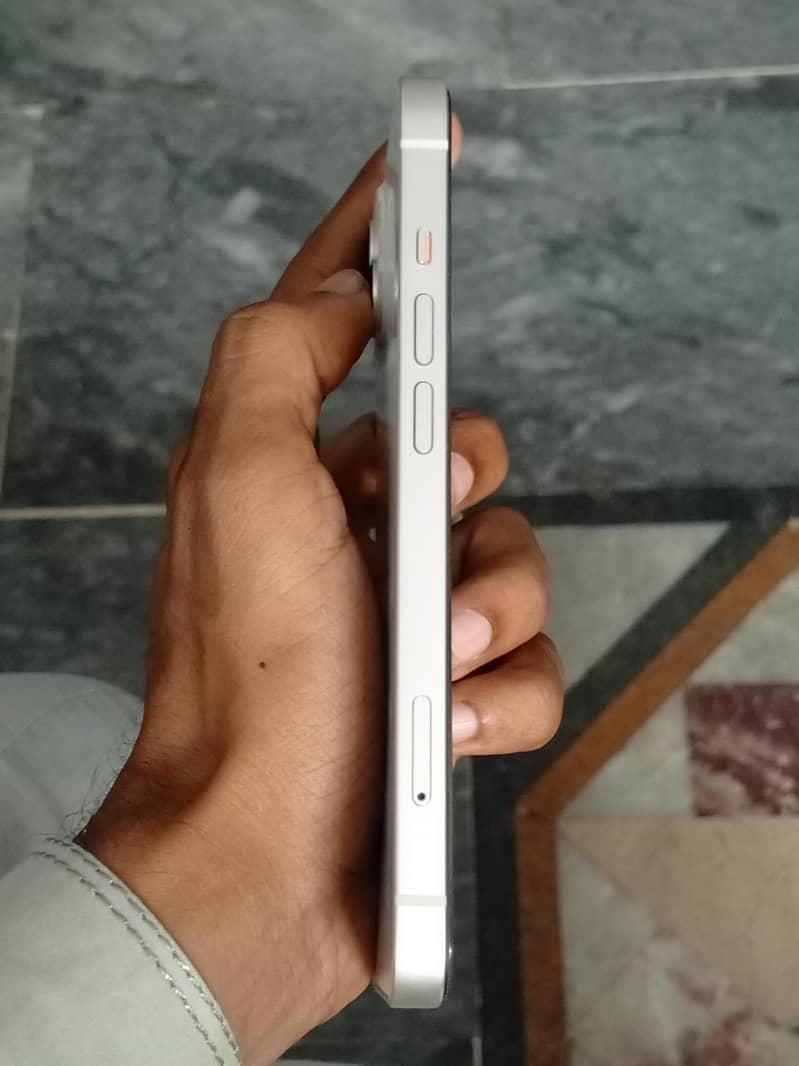 Apple iPhone 13 4