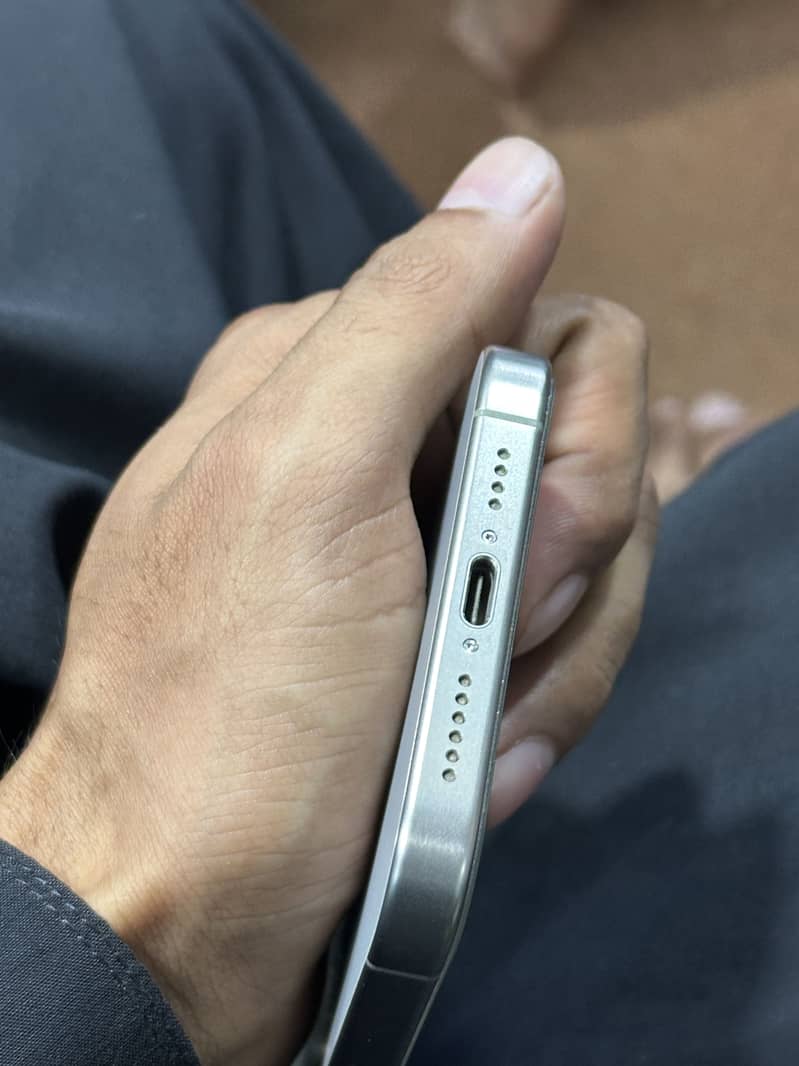 Apple iPhone 15 Pro Max HK model 4