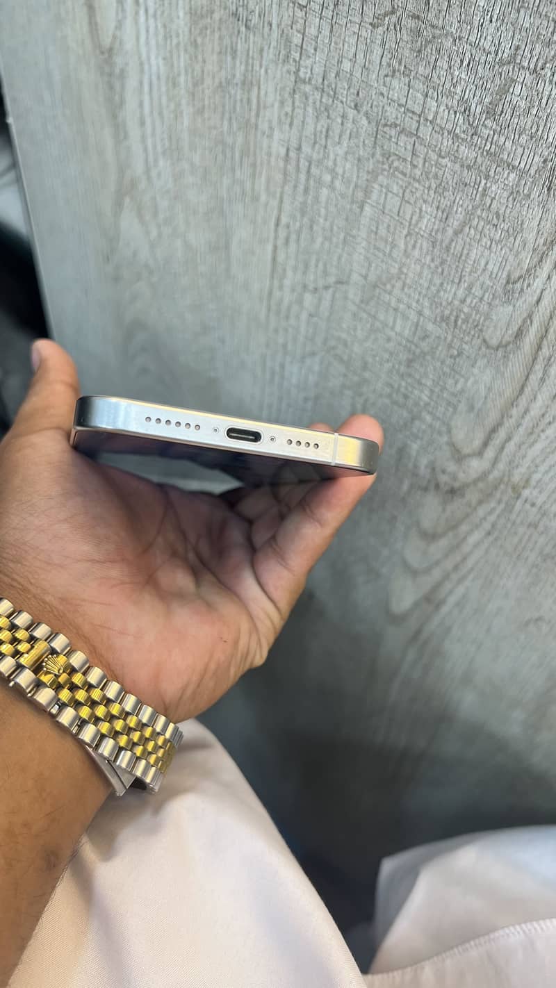 Apple iPhone 15 Pro Max 2