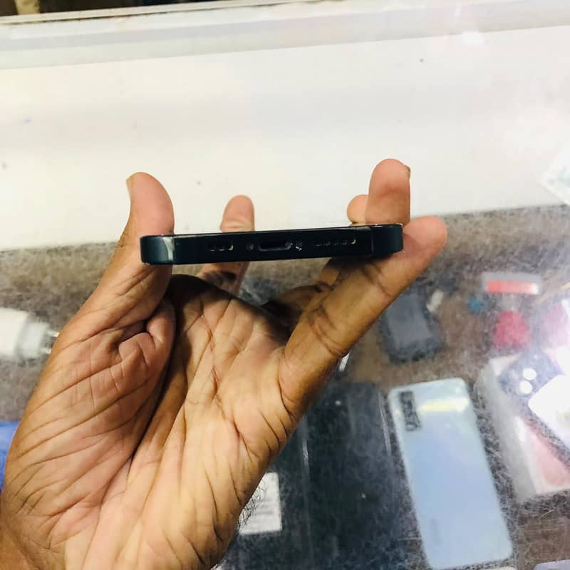 Apple iPhone 13 2