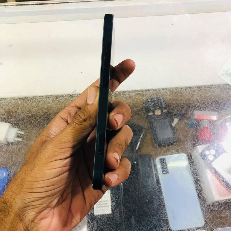 Apple iPhone 13 4