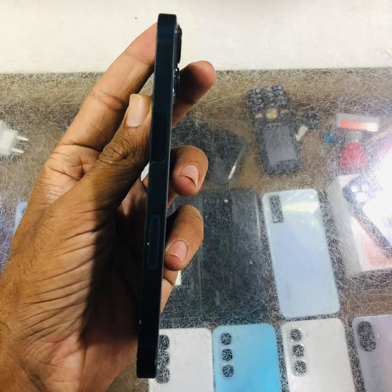 Apple iPhone 13 8