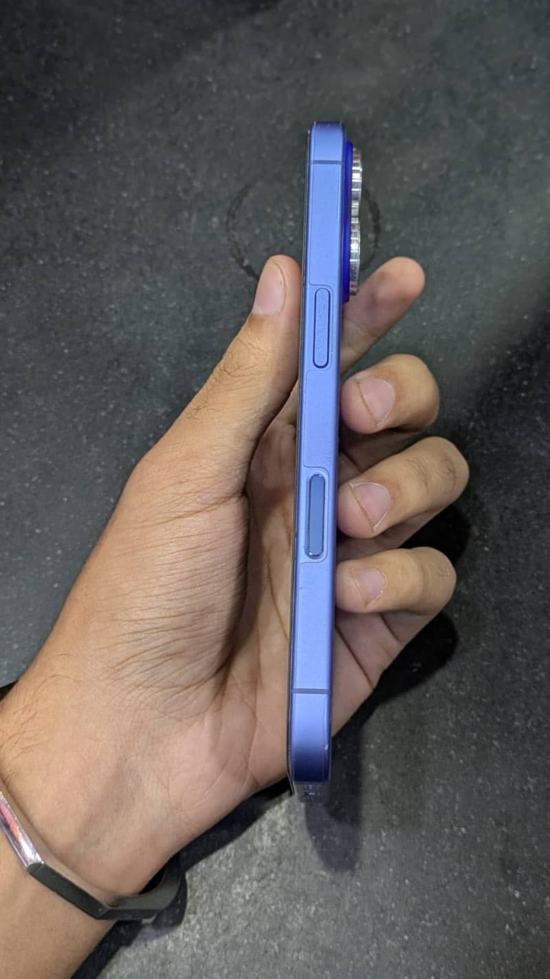 Apple iPhone 16 4