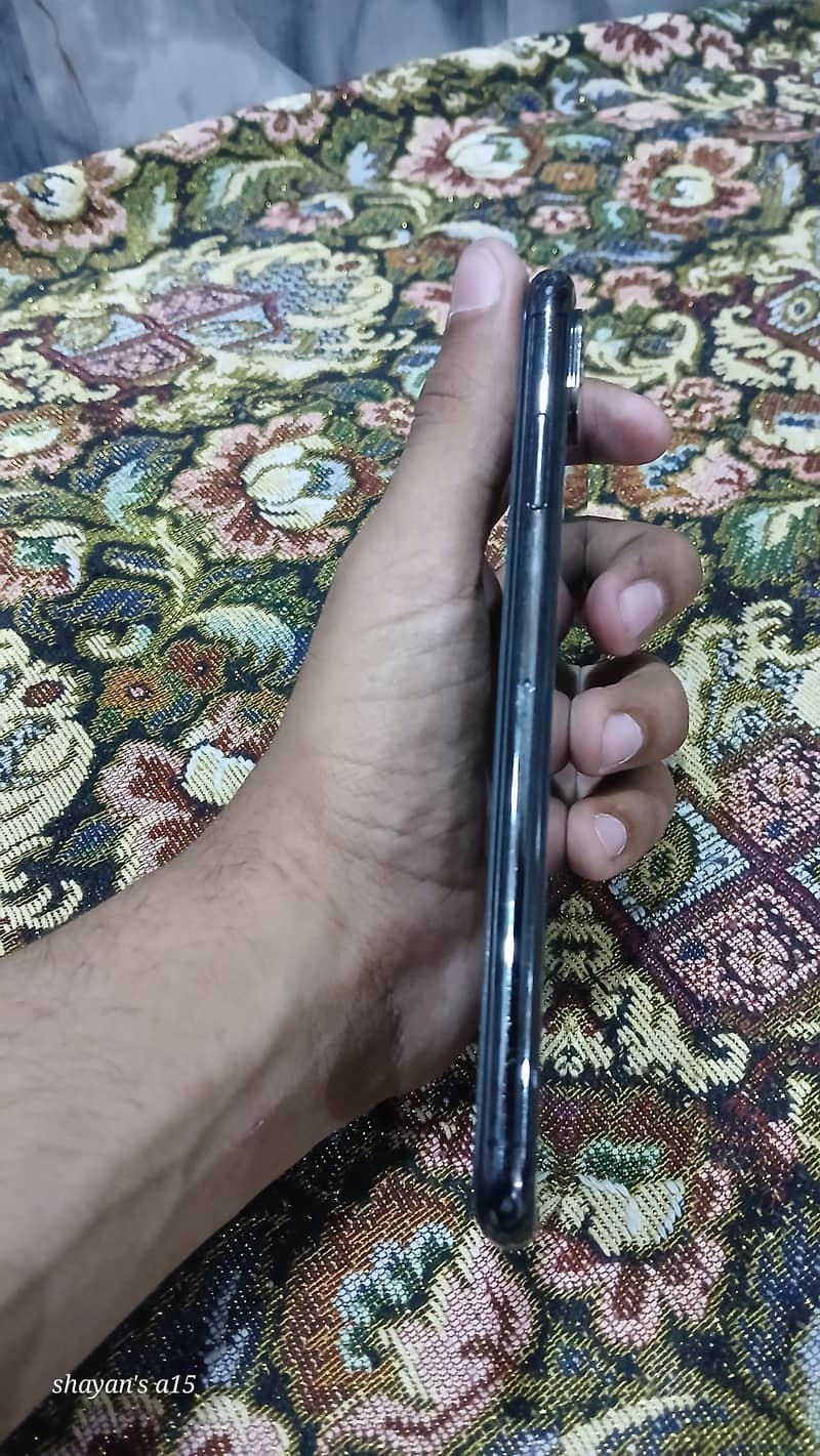 Apple iPhone XS Max 4