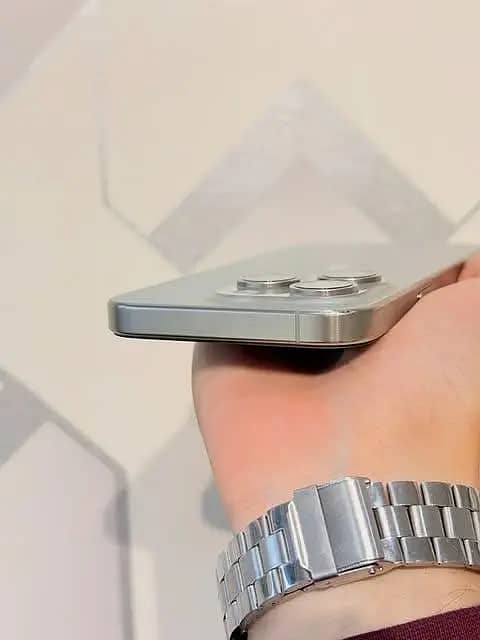 Apple iPhone 15 Pro 4