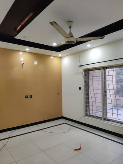 1 KANAL LOWER PORTION AVAILABLE AT FOR RENT IN ALLAMA IQBAL TOWN