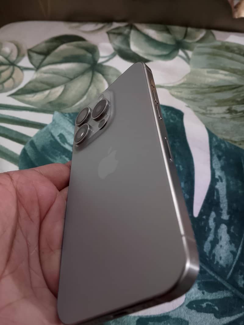 Apple iPhone 15 Pro 4