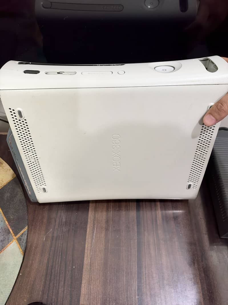 Xbox 360 With 2 Controllers 3