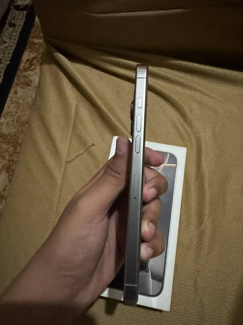 Apple iPhone 16 Pro Max 6